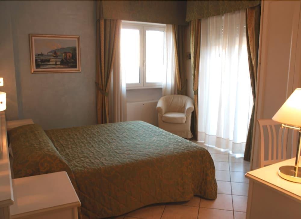 Hotel Residence Veliero Riccione Exterior photo