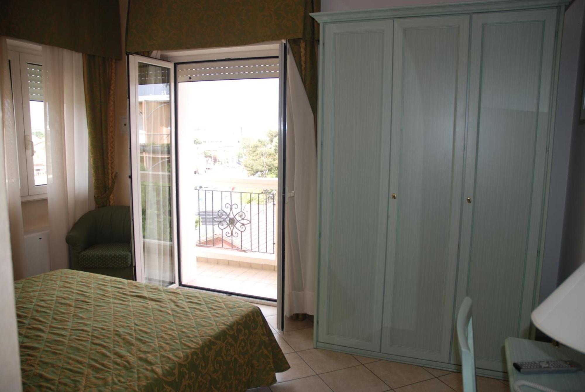 Hotel Residence Veliero Riccione Exterior photo